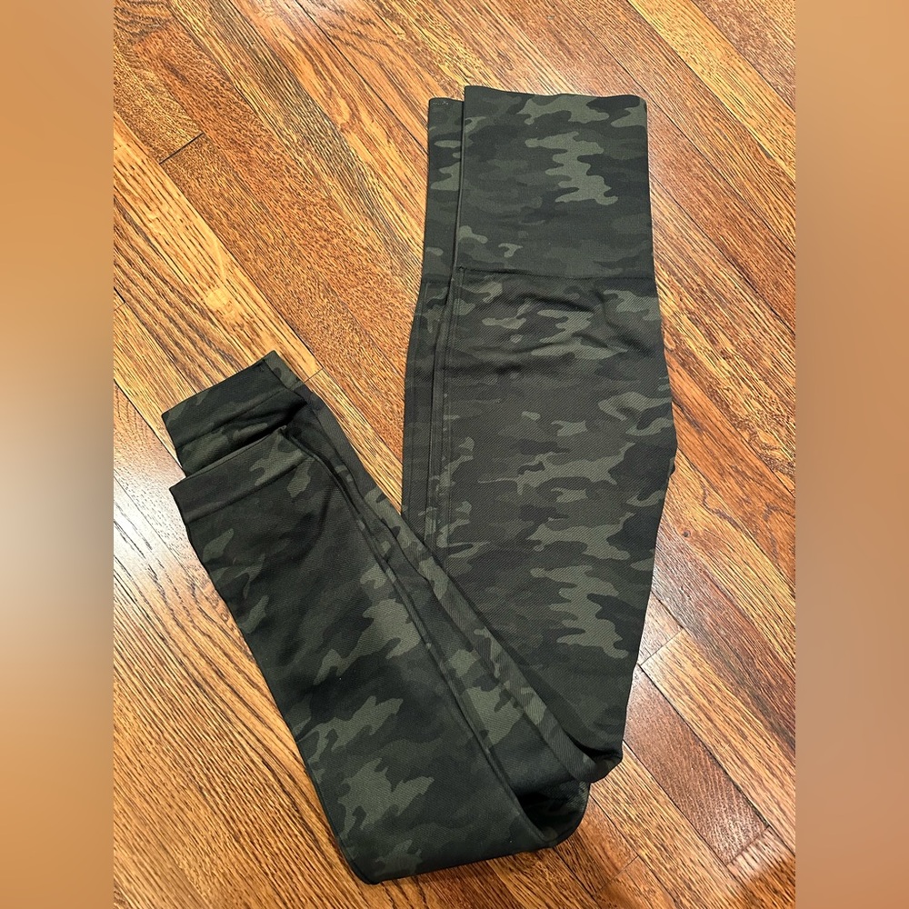 Spanx seamless leggings- dark green camo size small